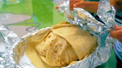 Курица запеченная с томатами и твердым сыром в лаваше