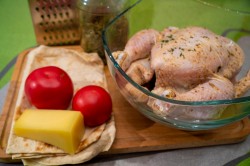 Курица запеченная с томатами и твердым сыром в лаваше