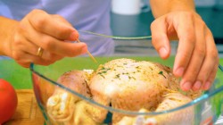 Курица запеченная с томатами и твердым сыром в лаваше