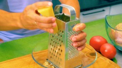 Курица запеченная с томатами и твердым сыром в лаваше