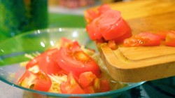 Курица запеченная с томатами и твердым сыром в лаваше