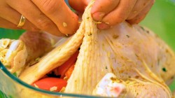 Курица запеченная с томатами и твердым сыром в лаваше