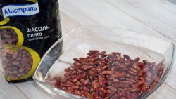 название картинки Курица, фаршированная свининой грибами и фасолью