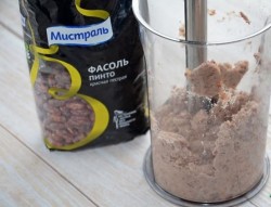 название картинки Курица, фаршированная свининой грибами и фасолью