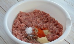 название картинки Курица, фаршированная свининой грибами и фасолью