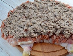 название картинки Курица, фаршированная свининой грибами и фасолью