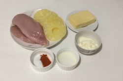 Куриная грудка с ананасами и сыром в духовке