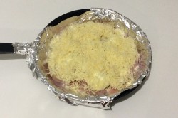 Куриная грудка с ананасами и сыром в духовке