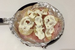 Куриная грудка с ананасами и сыром в духовке