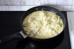 Куриная грудка с грибами и сыром на сковороде