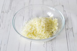 Куриная грудка с грибами и сыром на сковороде