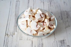 Куриная грудка с грибами и сыром на сковороде