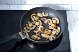 Куриная грудка с грибами и сыром на сковороде