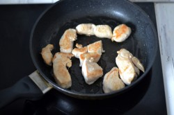 Куриная грудка с грибами и сыром на сковороде