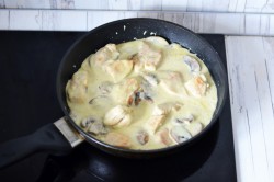 Куриная грудка с грибами и сыром на сковороде