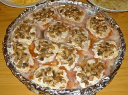 название картинки Куриная грудка с грибами и сыром в духовке