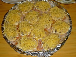 название картинки Куриная грудка с грибами и сыром в духовке