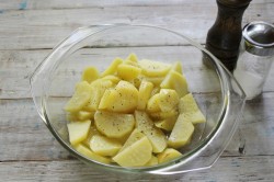 название картинки Куриная грудка в духовке с картошкой и сыром