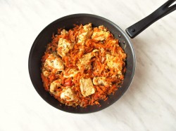 название картинки Куриная грудка с морковью и луком на сковороде