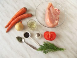 название картинки Куриная грудка с морковью и луком на сковороде