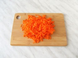 название картинки Куриная грудка с морковью и луком на сковороде