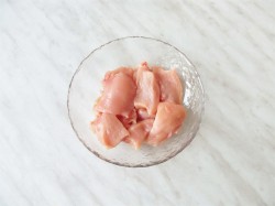 название картинки Куриная грудка с морковью и луком на сковороде