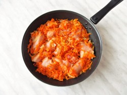 название картинки Куриная грудка с морковью и луком на сковороде