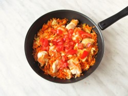 название картинки Куриная грудка с морковью и луком на сковороде