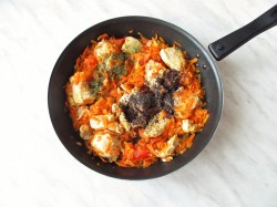 название картинки Куриная грудка с морковью и луком на сковороде