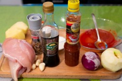 Куриная грудка с яблоком под острым томатным соусом