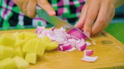 Куриная грудка с яблоком под острым томатным соусом