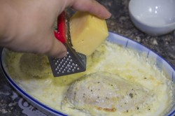 Куриная грудка в соусе в духовке