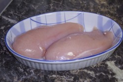 Куриная грудка в соусе в духовке