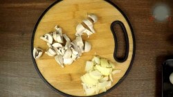 Куриная ножка в хрустящем мешочке с грибами и картофелем