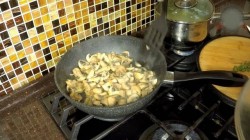 Куриная ножка в хрустящем мешочке с грибами и картофелем