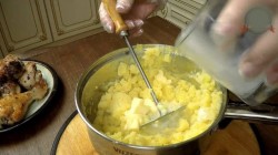 Куриная ножка в хрустящем мешочке с грибами и картофелем