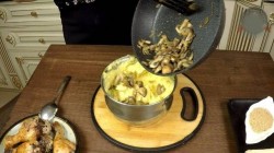 Куриная ножка в хрустящем мешочке с грибами и картофелем