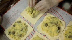 Куриная ножка в хрустящем мешочке с грибами и картофелем