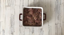 название картинки Куриная печень с кабачками в духовке