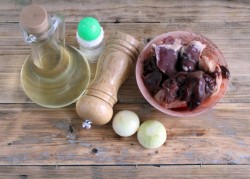 Куриная печень с луком на сковороде