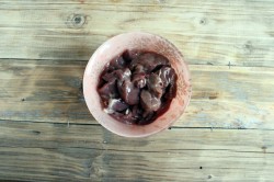 Куриная печень с луком на сковороде