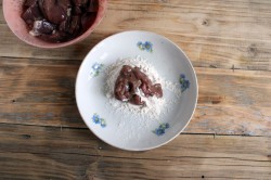 Куриная печень с луком на сковороде