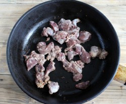 Куриная печень с луком на сковороде