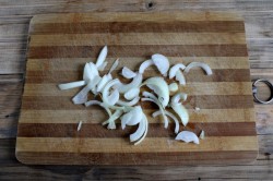 Куриная печень с луком на сковороде