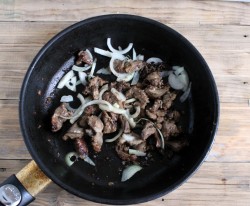 Куриная печень с луком на сковороде