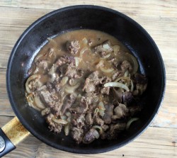 Куриная печень с луком на сковороде