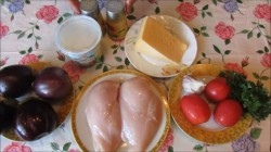 Куриная запеканка с баклажанами и помидорами и сыром - шаг 1