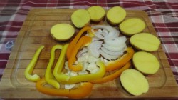 Картошка с грудкой куриной в томатно-сырном соусе