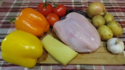 Картошка с грудкой куриной в томатно-сырном соусе