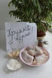 Жареная в муке курица с перцем на сковороде